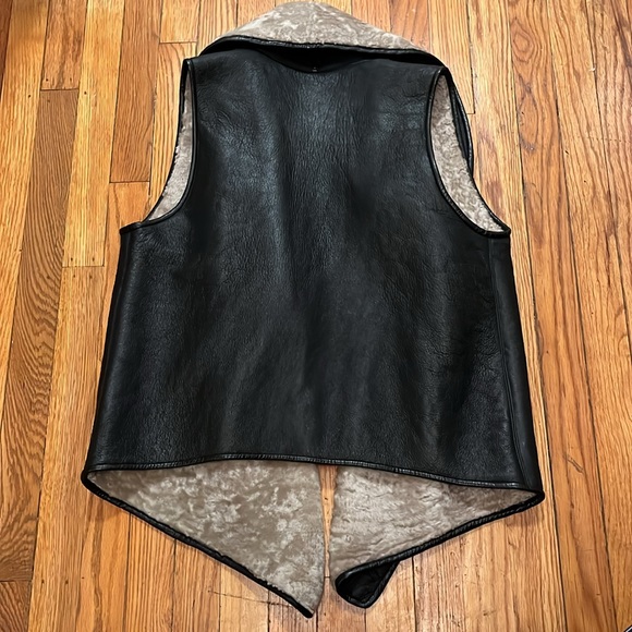 EUC NELLIE PARTOW Black Shearling Draped Lapel Vest Size Medium - Picture 6 of 6